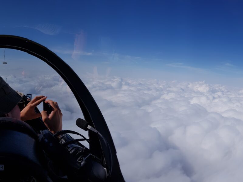 Zdjęcie ASH nad pełnym pokryciem chmurami. 