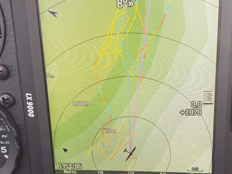 Zdjęcie ekranu LX 900 podczas lotu na fali. Wiatr 86km/h. Ślad szybowca wykonującego esowanie w noszeniu. 