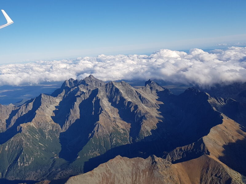 Zdjęcie zachmurzenia nad Tatrami Wysokimi w kierunku wschodnim. Łomnica.